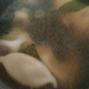 冷凍の水餃子で作るワカメスープ